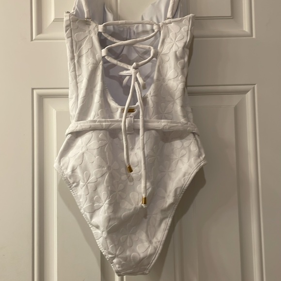NWOT Kenny Flowers SANTORINI
WHITE FLORAL JACQUARD ONE PIECE Sz M - Picture 6 of 10